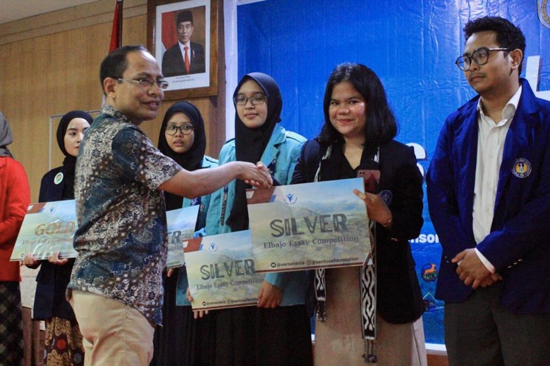 Sara Situmorang menerima penghargaan silver medal essay presentation dalam El Bajo Essay Competition.